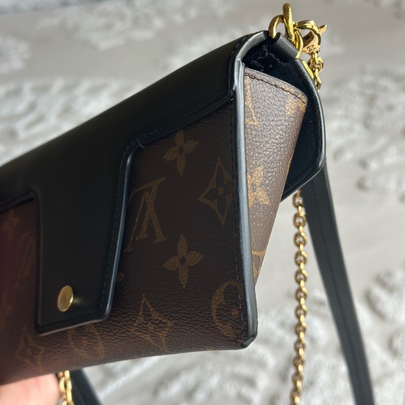 LOUIS VUITTON Padlock On Strap Monogram Handbag - Picture 9 of 13